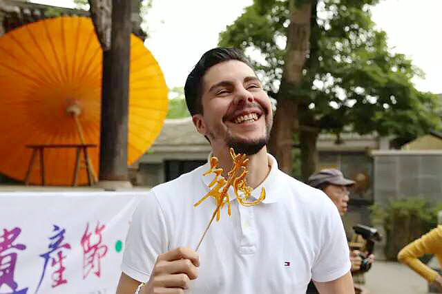 洋徒弟在青霞体验非遗技艺