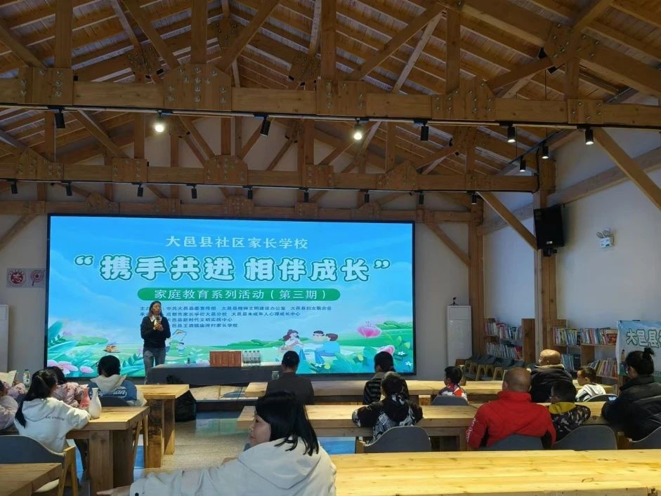 【家长学?！康闳佳澳谇?我们在阅读中欢乐前行